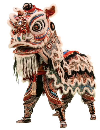 Disfraz tradicional de la danza del león chino con ornamentos detallados en rojo, blanco y dorado, lentejuelas brillantes y pelaje esponjoso, posando de cuerpo completo
