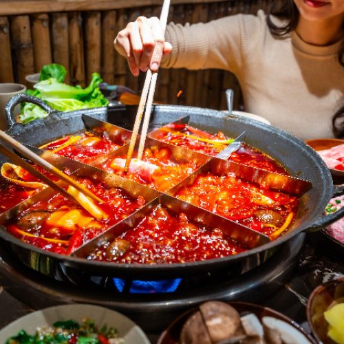 aptura la experiencia culinaria y social del Hot Pot de Chongqing.