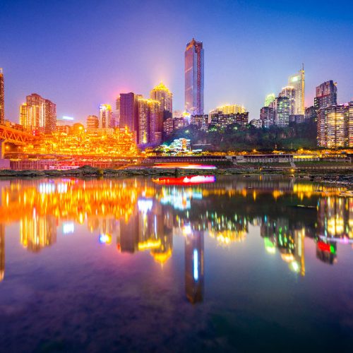 Muestra el impresionante e icónico paisaje nocturno urbano (skyline) de Chongqing.