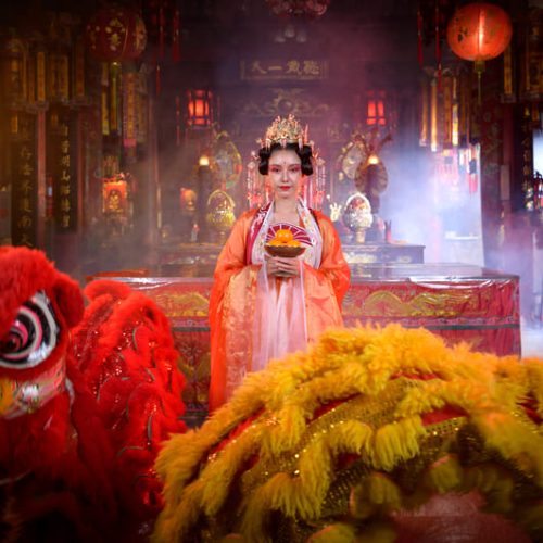 Esta imagen captura una escena de gran riqueza cultural y misticismo, centrada en las tradiciones chinas tradicionales, probablemente vinculada a una festividad como el Año Nuevo Chino.
