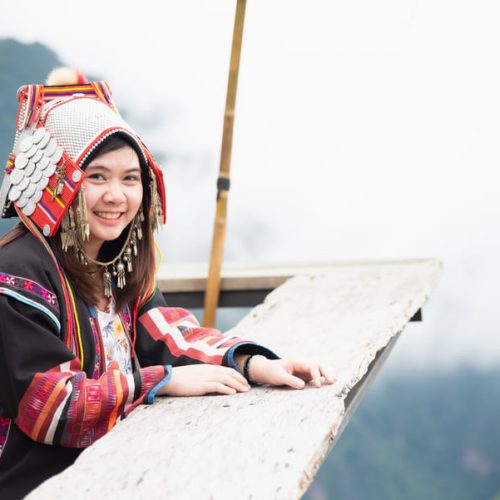 Turista en Chiang Mai usando vestimenta étnica Akha tradicional de las tribus de la colina de Tailandia.